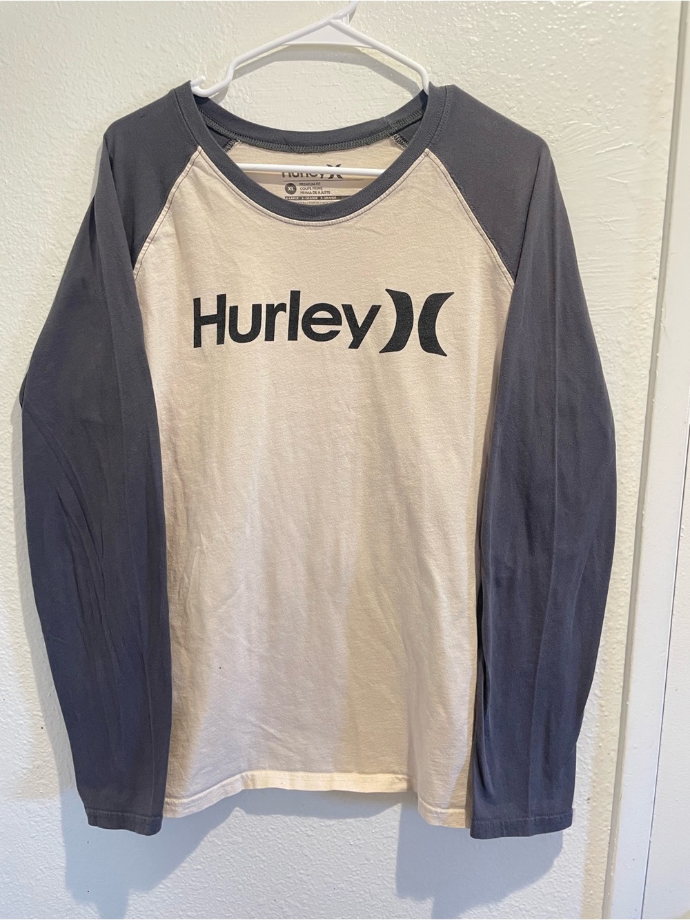 Hurley Men's XL Cream Charcoal Gray Long Sleeve Raglan Baseball Shirt